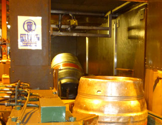 Everards啤酒厂的数据员检查酒桶的缺陷