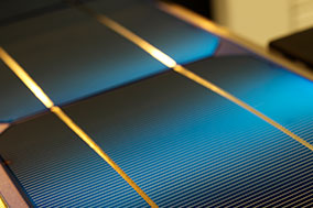 太阳能电池在工厂生产线接近
