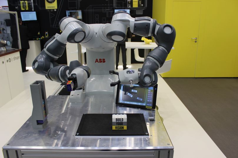 abb的视觉引导机器人装配块在贸易展展台