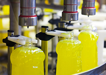 工厂自动化灌装肥皂瓶子