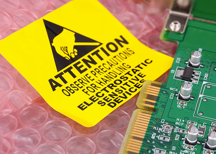 ESD安全，静电敏感设备警告PCB旁边的泡沫包装