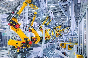 制造工厂配有一排排视觉引导自动化设备