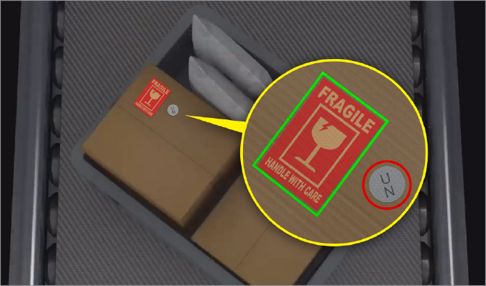 在传送带上的盒子上有易碎标签