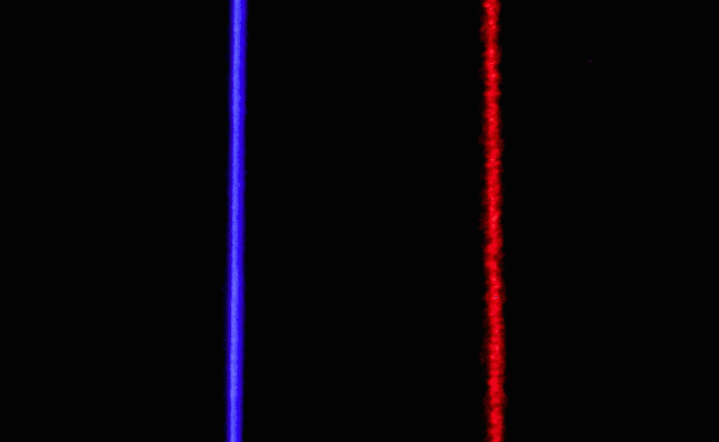 比较蓝色无斑点激光和红色有斑点激光的动画