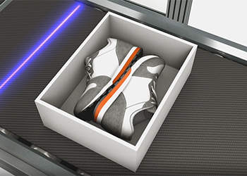 靠近激光线的传送带上盒子中的一对鞋